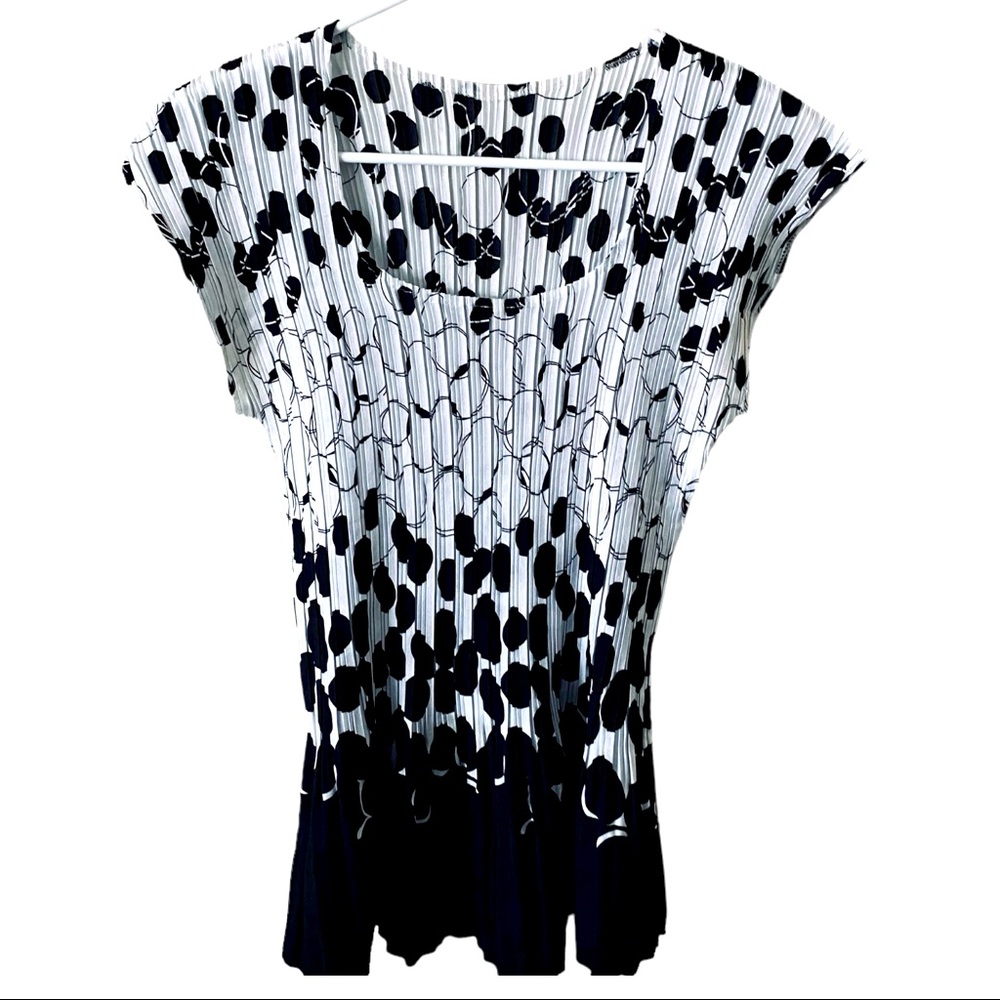 Classic pleated black and white  circles print, unique pattern s sleeveless